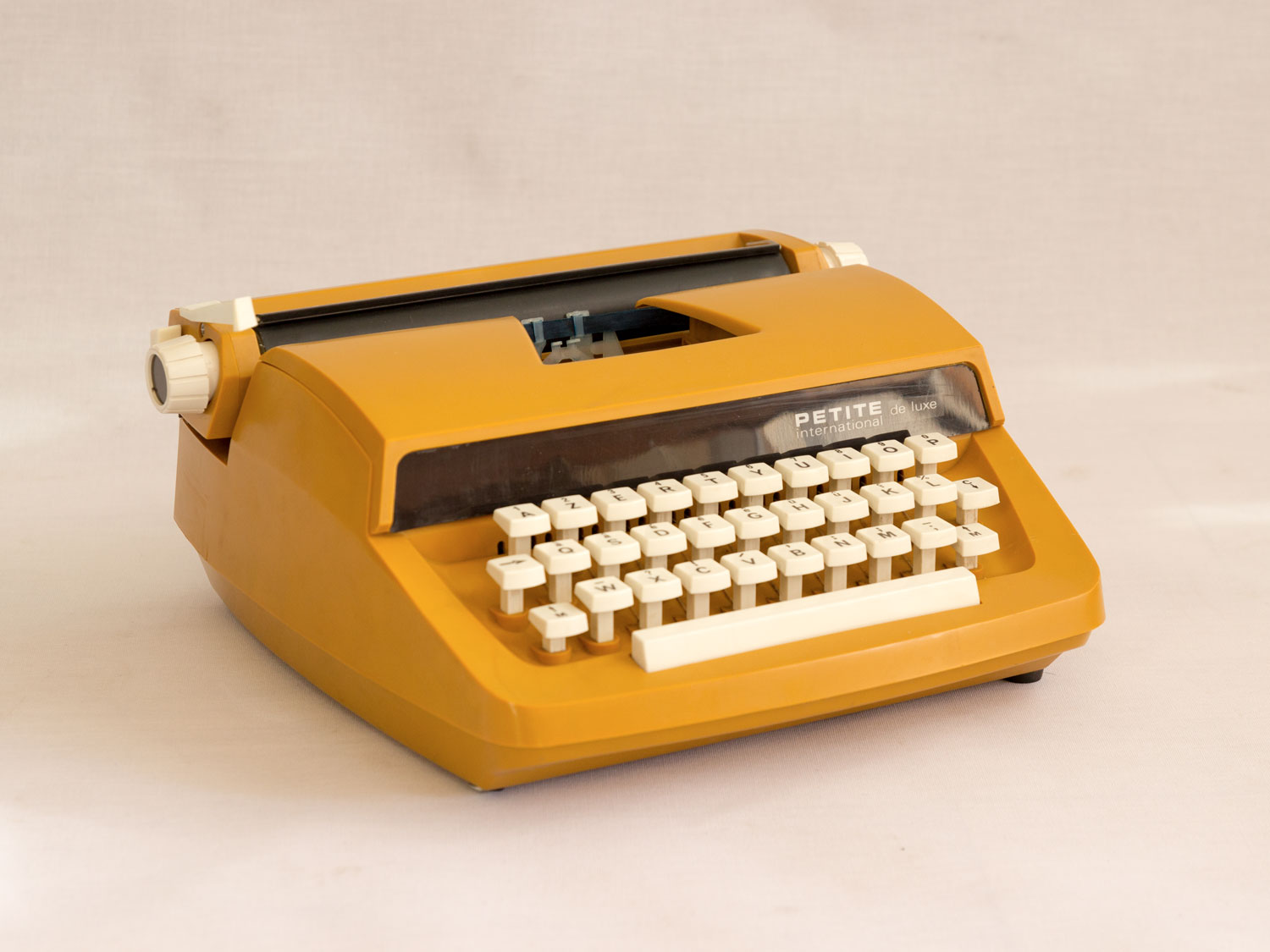 L'enfant Fonctionne Sur Une Machine à écrire Manuelle Vintage Articles  Scolaires Sur Un Bureau En Bois En Classe