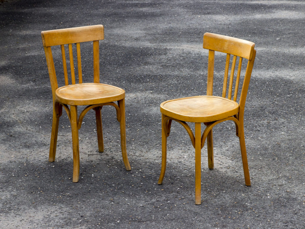 Lot de deux chaises bistrot Baumann