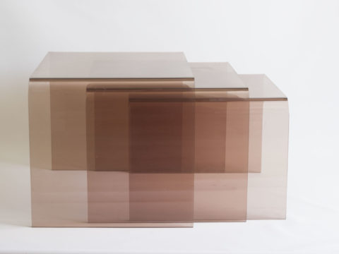 Tables gigognes en plexiglas