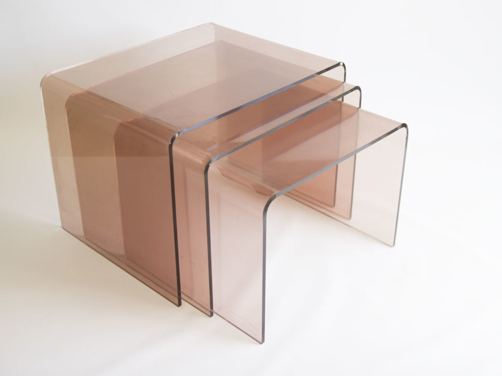 Tables gigognes en plexiglas