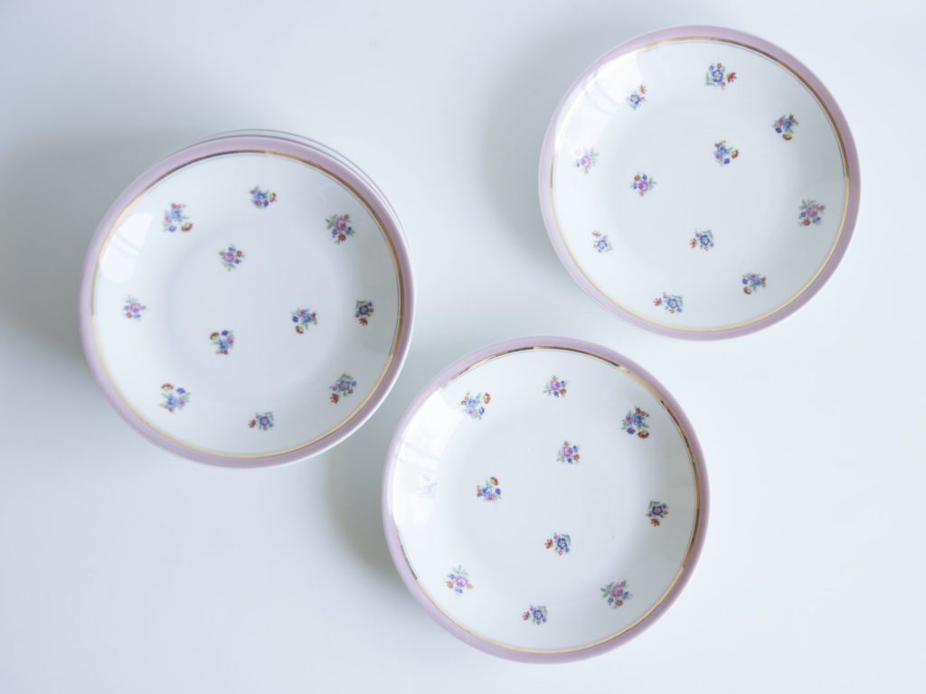 Lot de 7 assiettes creuses en porcelaine