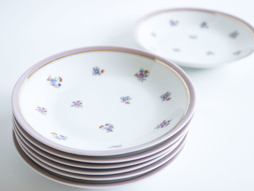 Lot de 7 assiettes creuses en porcelaine