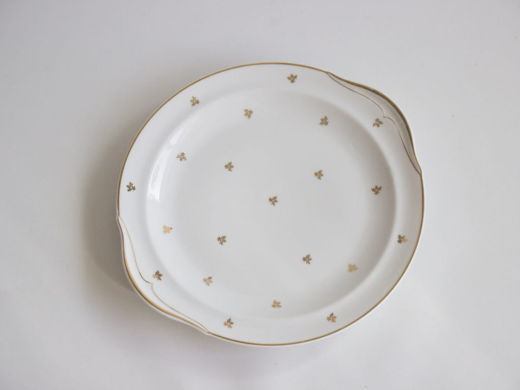 Plat doré en porcelaine de Limoges