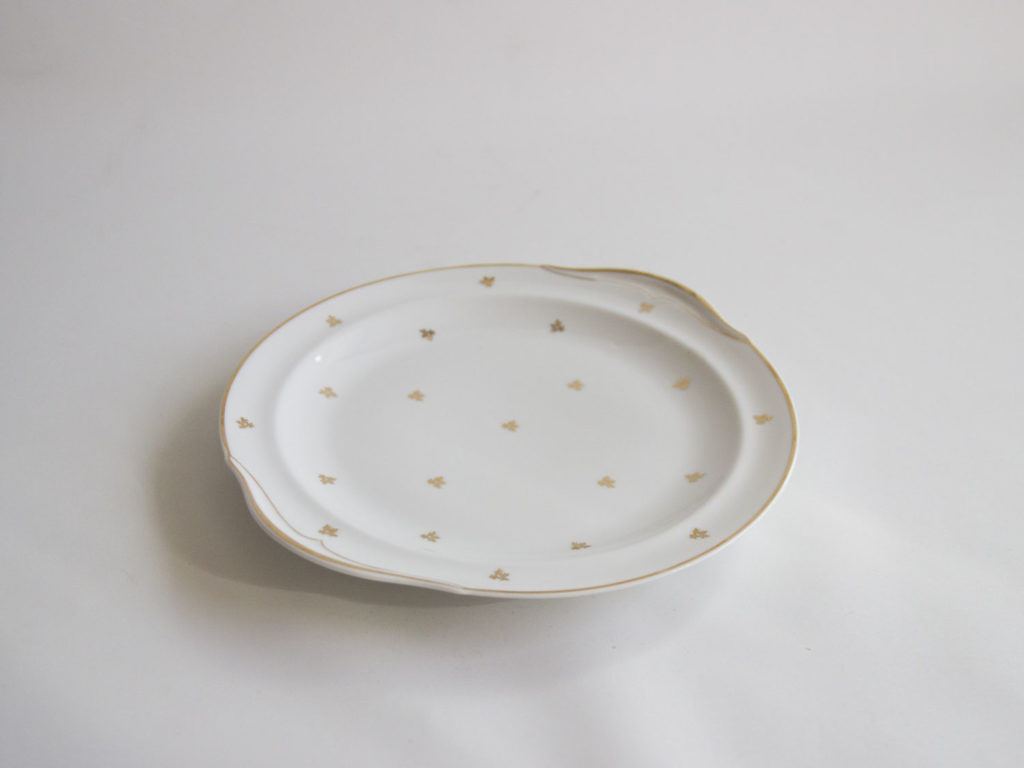 Plat doré en porcelaine de Limoges