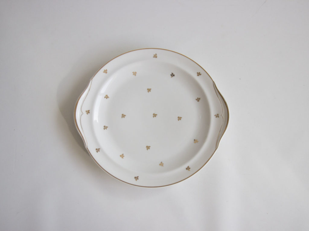 Plat doré en porcelaine de Limoges