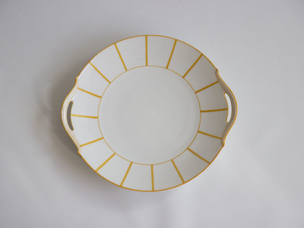 Plat jaune en porcelaine de Limoges