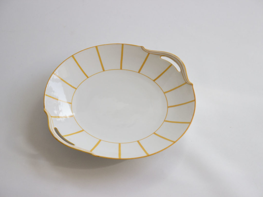 Plat jaune en porcelaine de Limoges