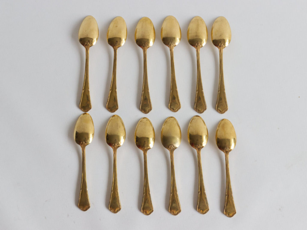 12 petites cuillères dorées dans leur écrin