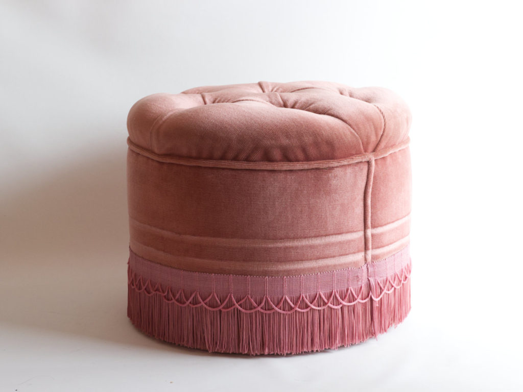 Pouf capitonné en velours rose