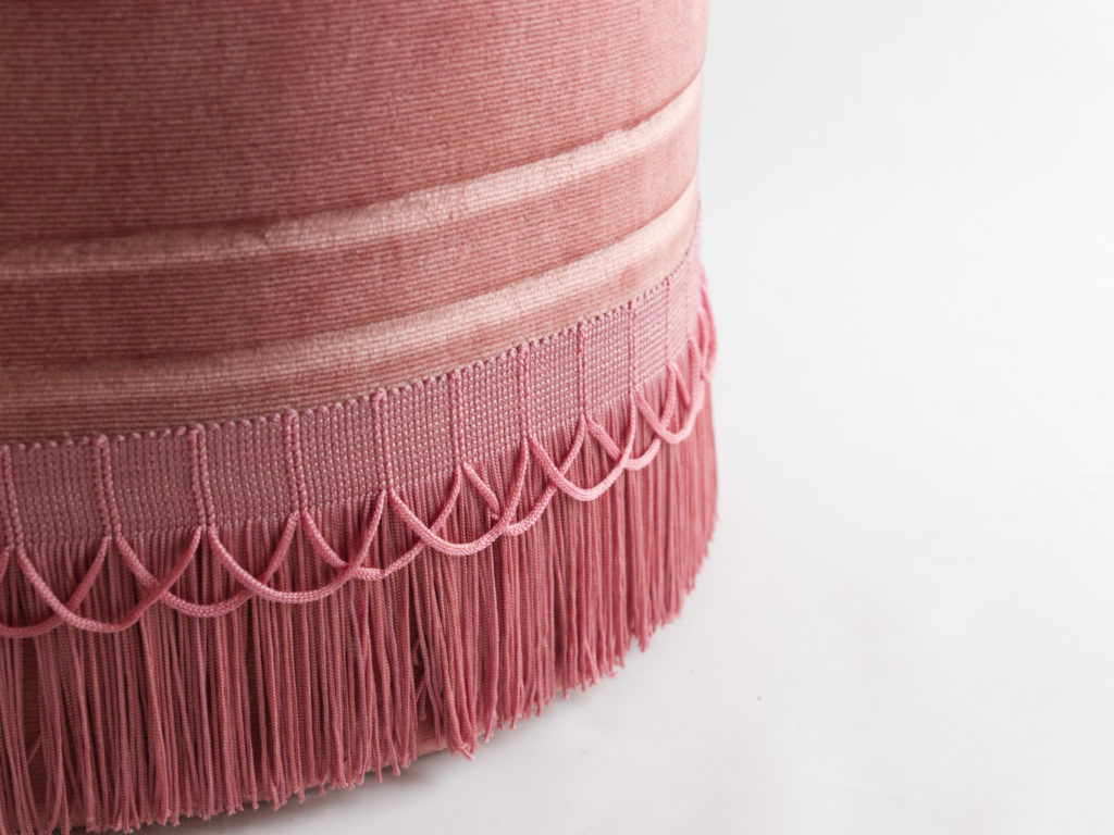 Pouf capitonné en velours rose