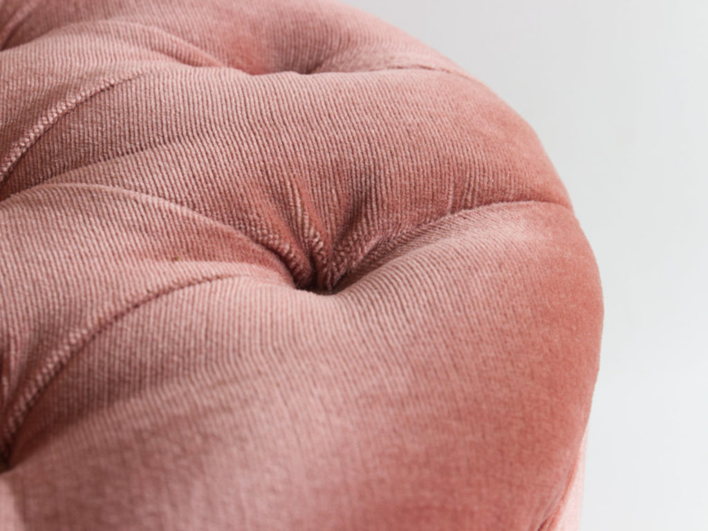 Pouf capitonné en velours rose