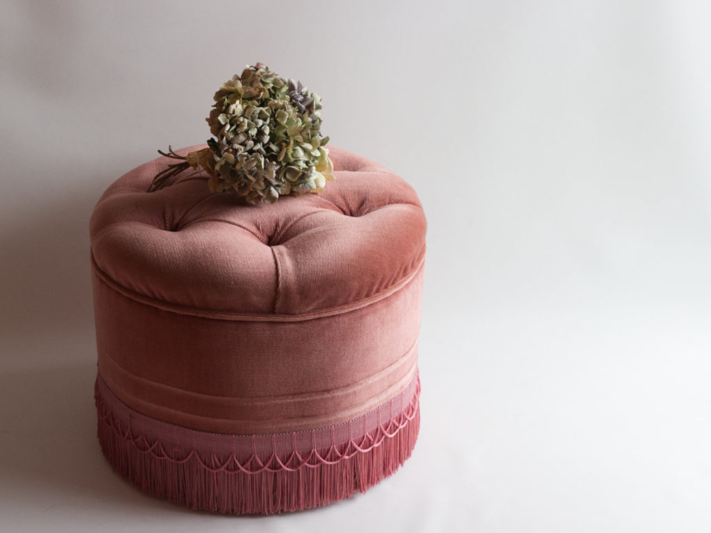 Pouf capitonné en velours rose