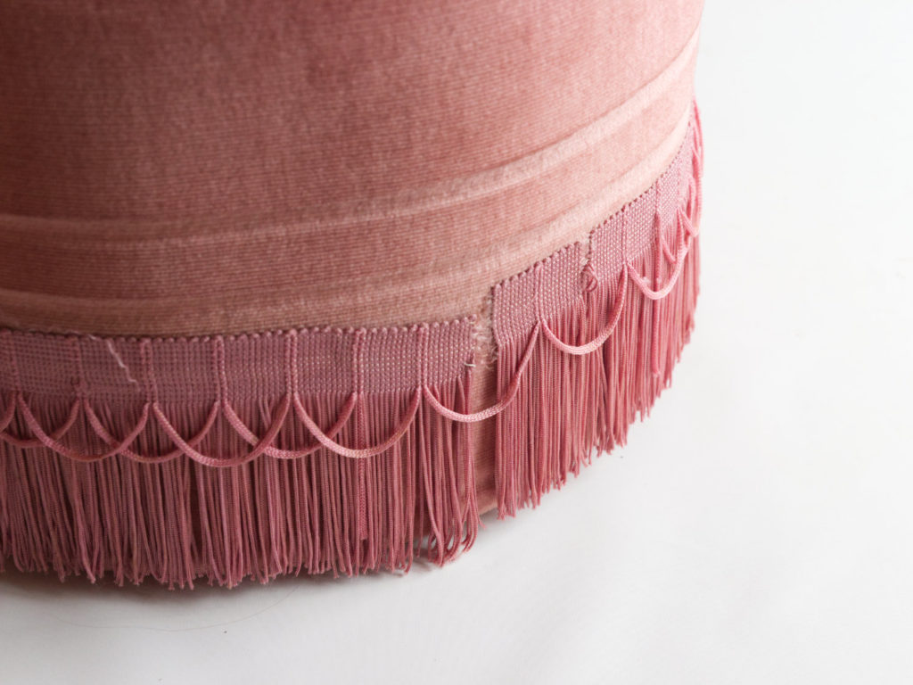 Pouf capitonné en velours rose