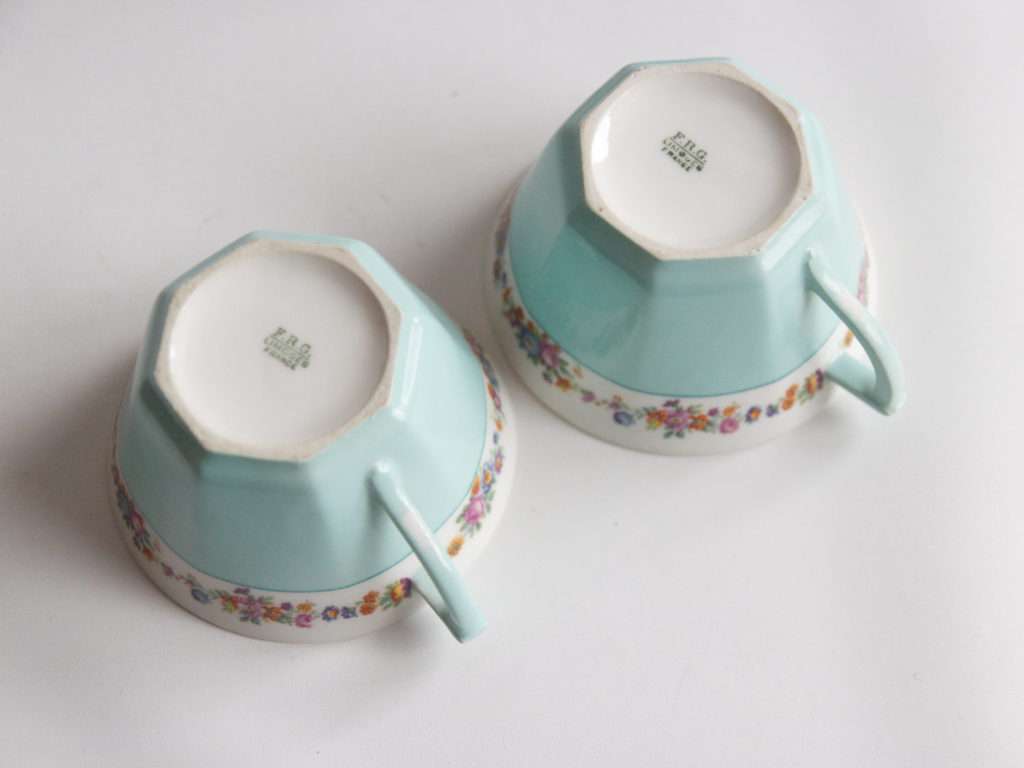Duo de tasses et leur théière