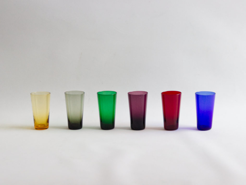 6 petits verres colorés