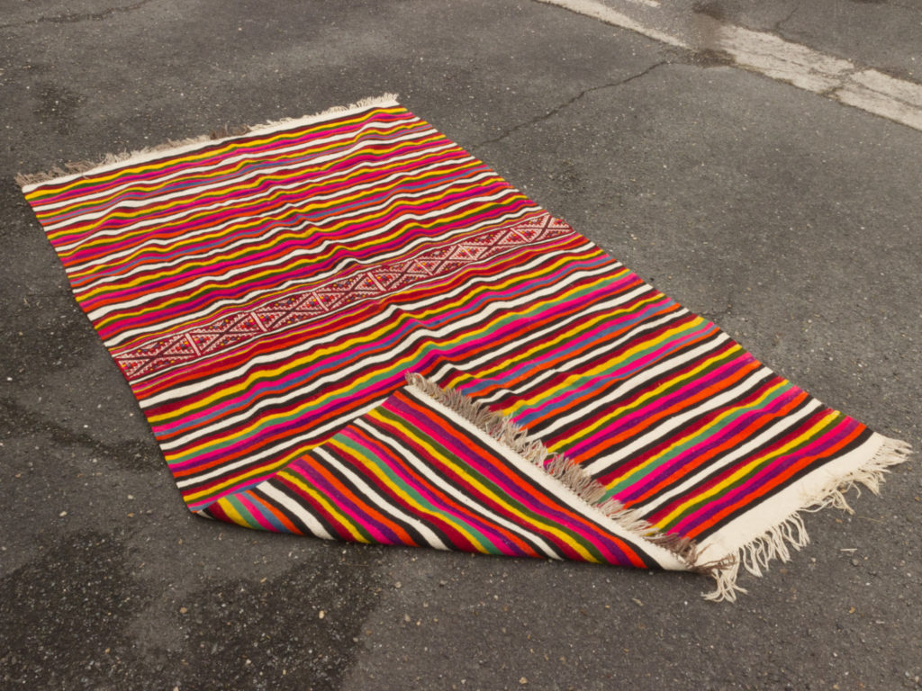 Tapis kilim en laine multicolore