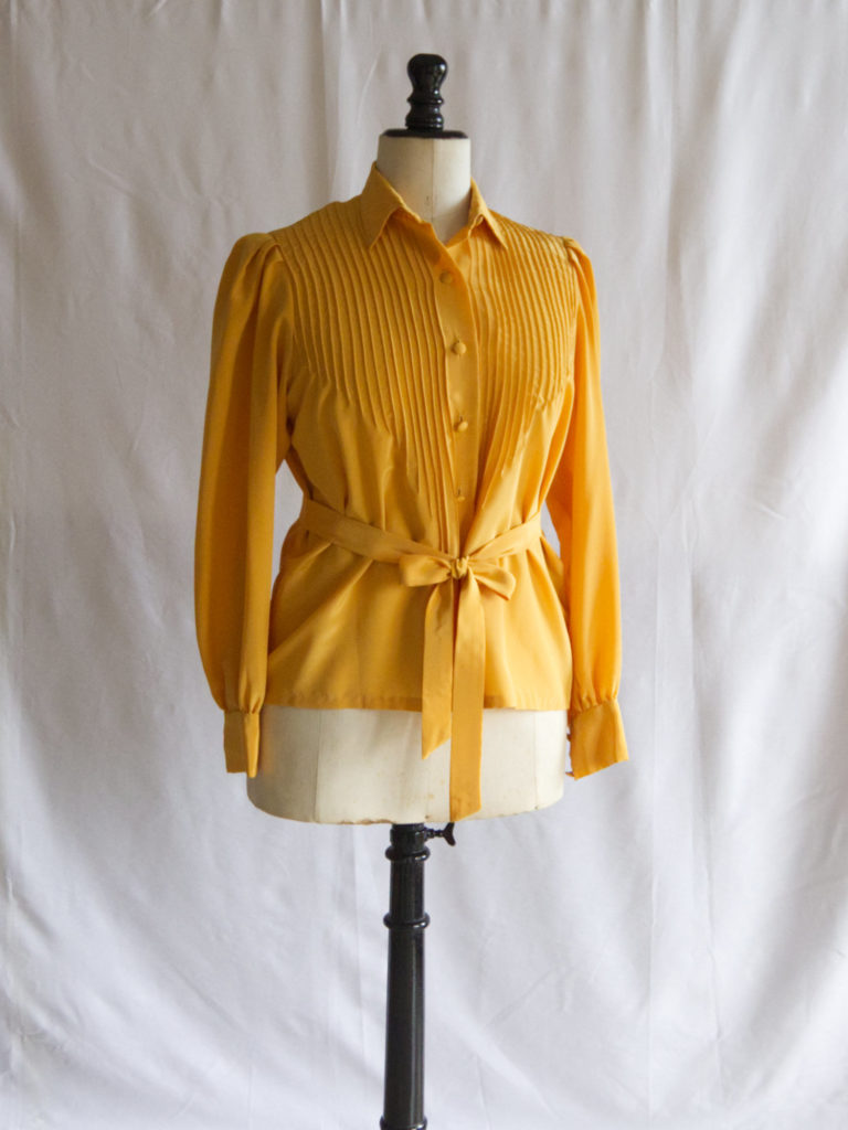 Chemise jaune cousue main