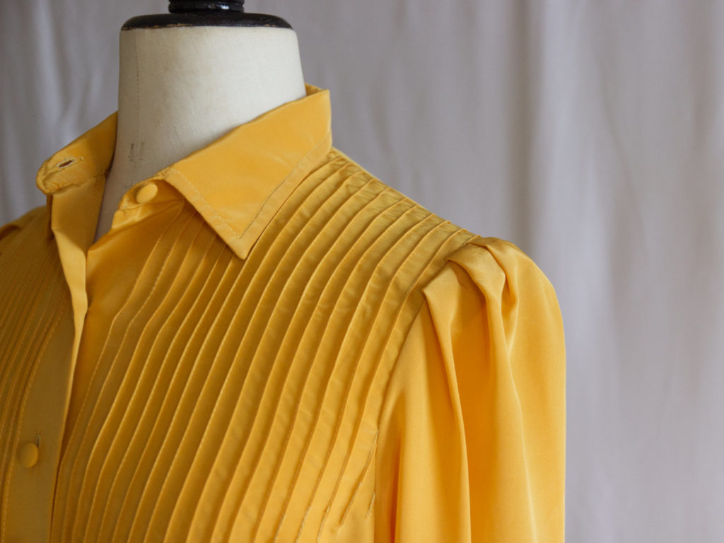 Chemise jaune cousue main