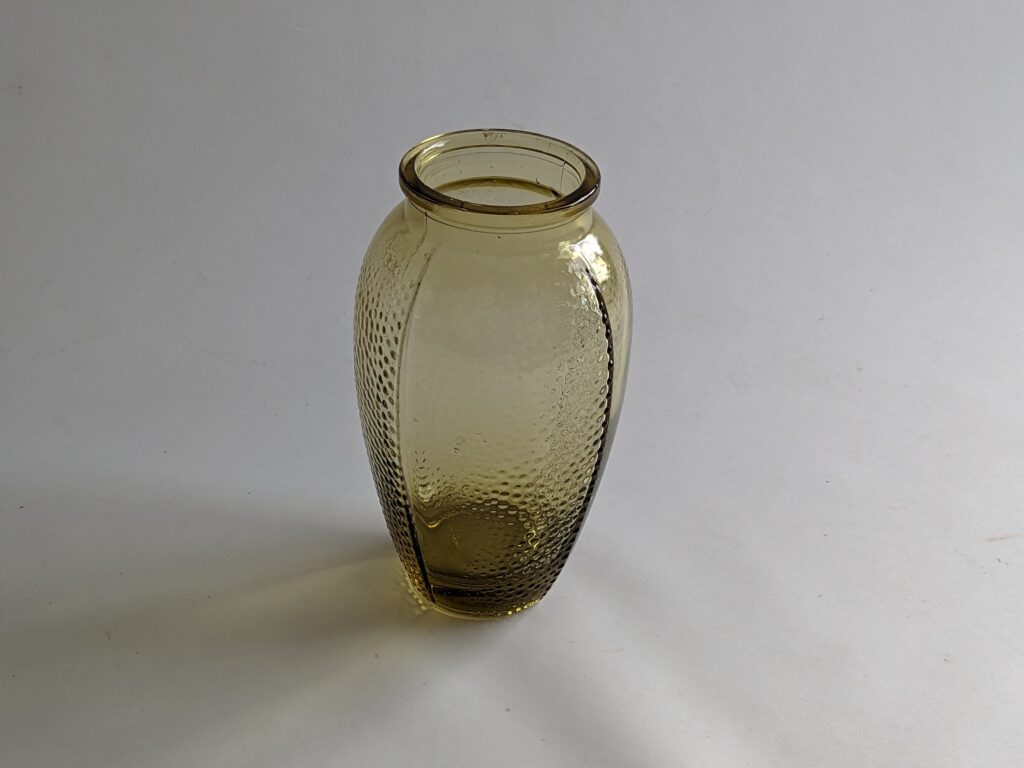 Vase en verre jaune