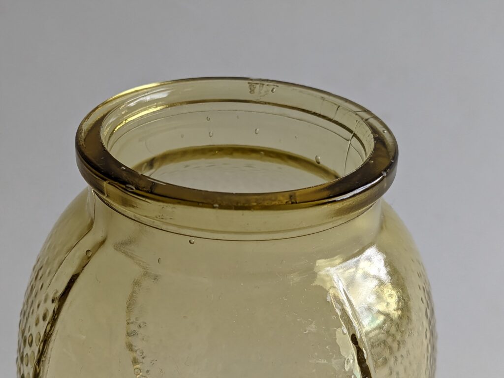 Vase en verre jaune