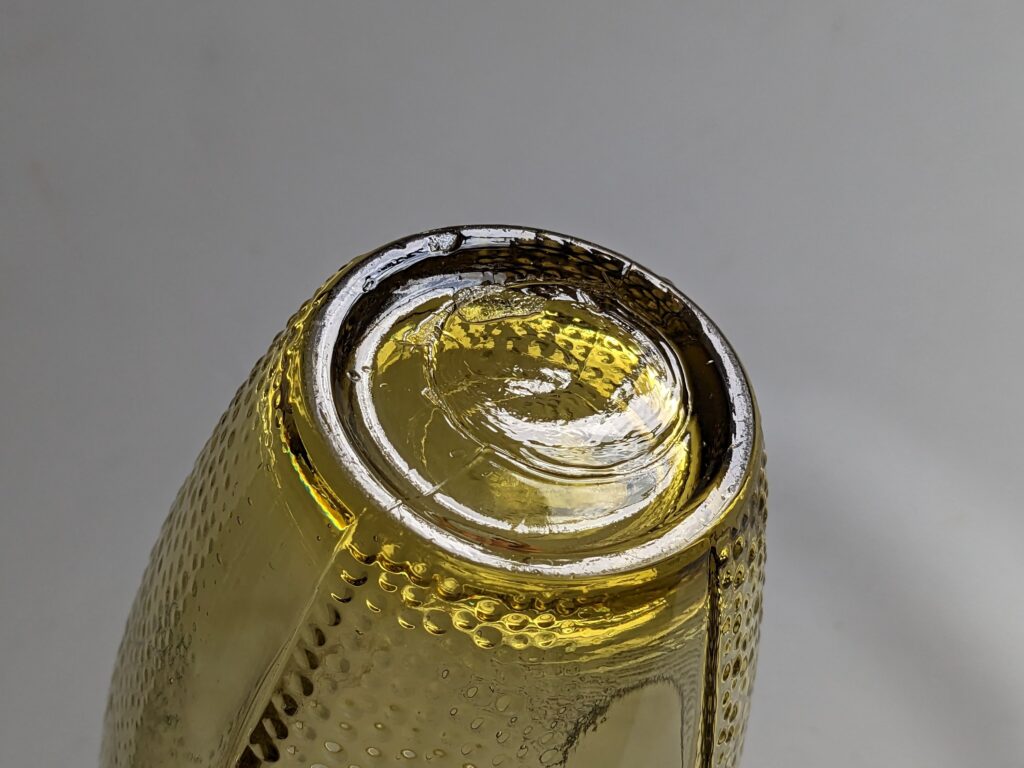 Vase en verre jaune