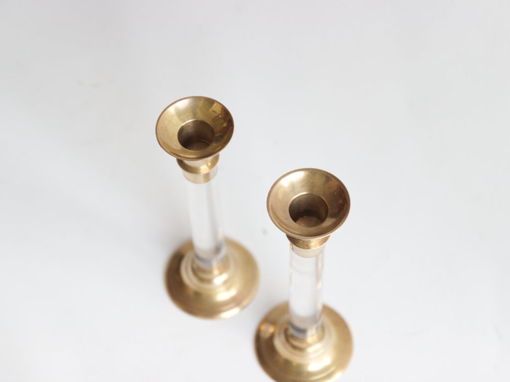 Paire de bougeoirs laiton et Plexiglas