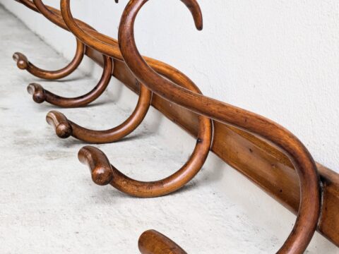 Porte-manteaux en bois courbé