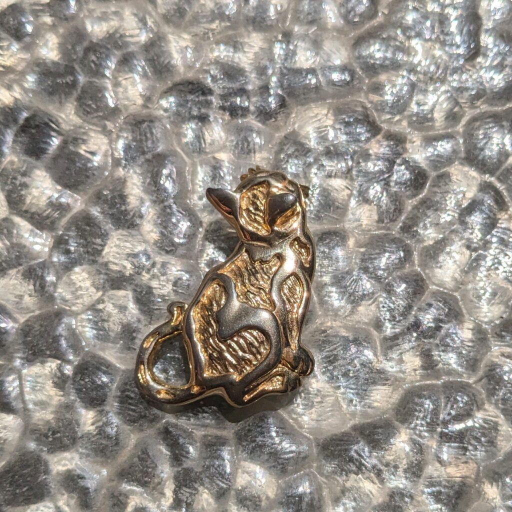Broche dorée chat – Image 3