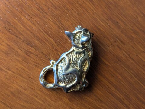 Broche dorée chat