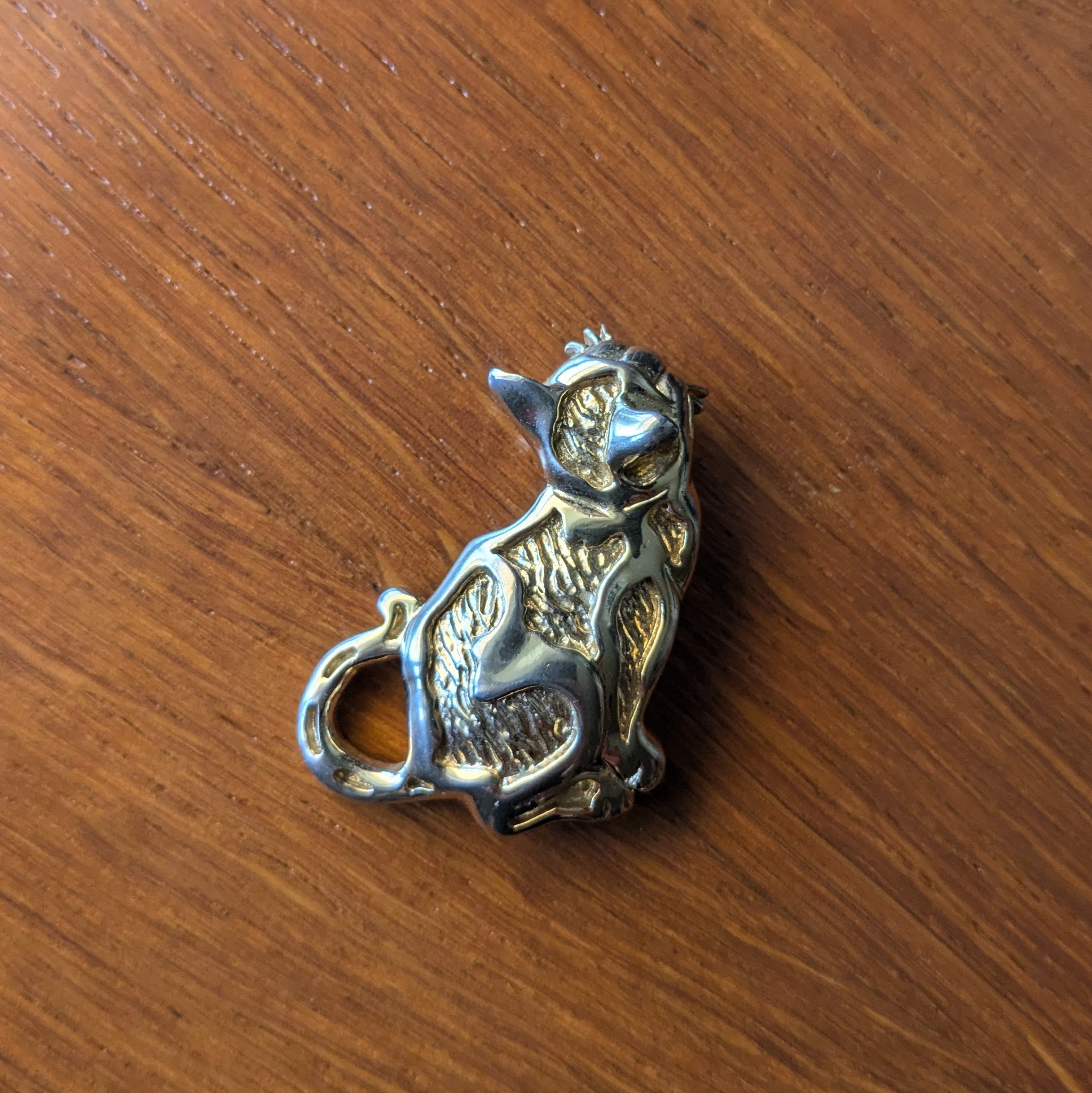 Broche dorée chat