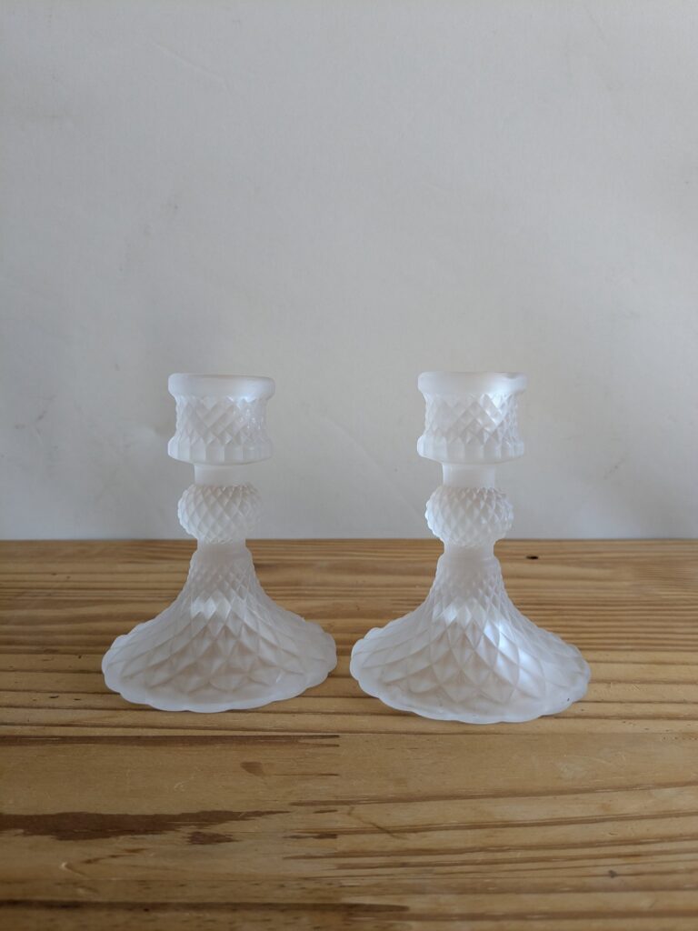 Paire de bougeoirs en verre – Image 2