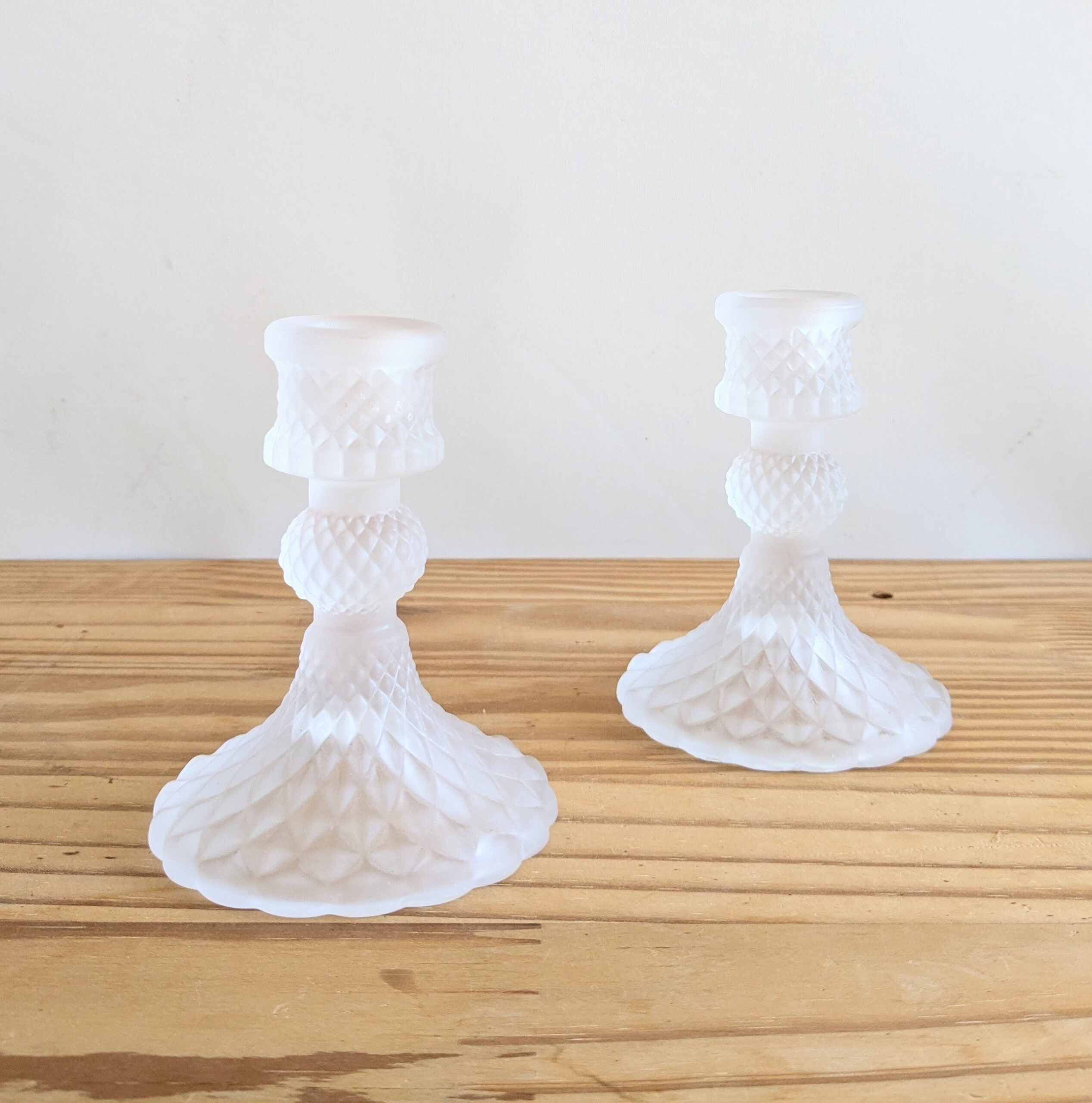 Paire de bougeoirs en verre
