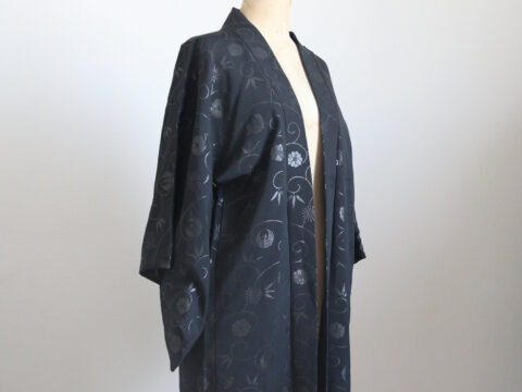 Haori noir rinceaux floraux