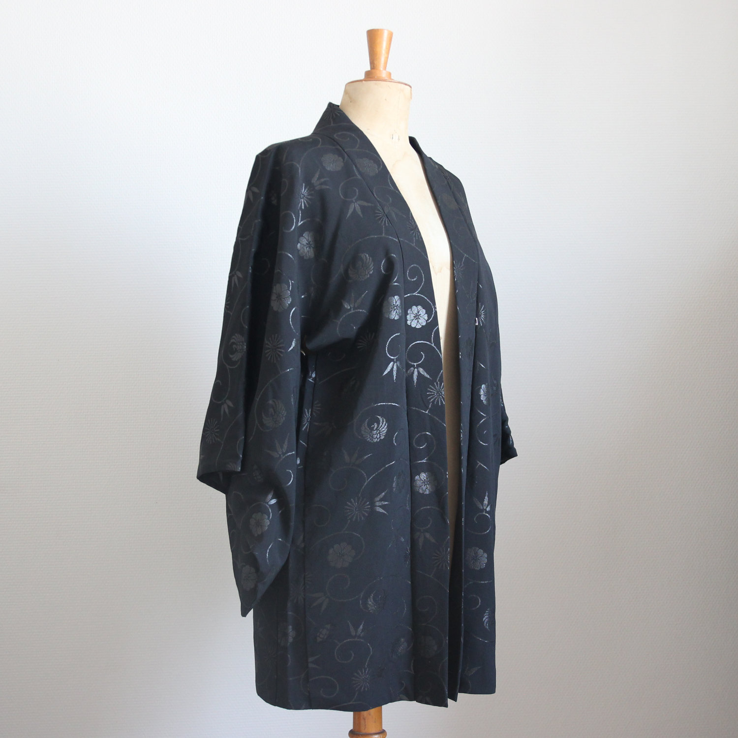 Haori noir rinceaux floraux