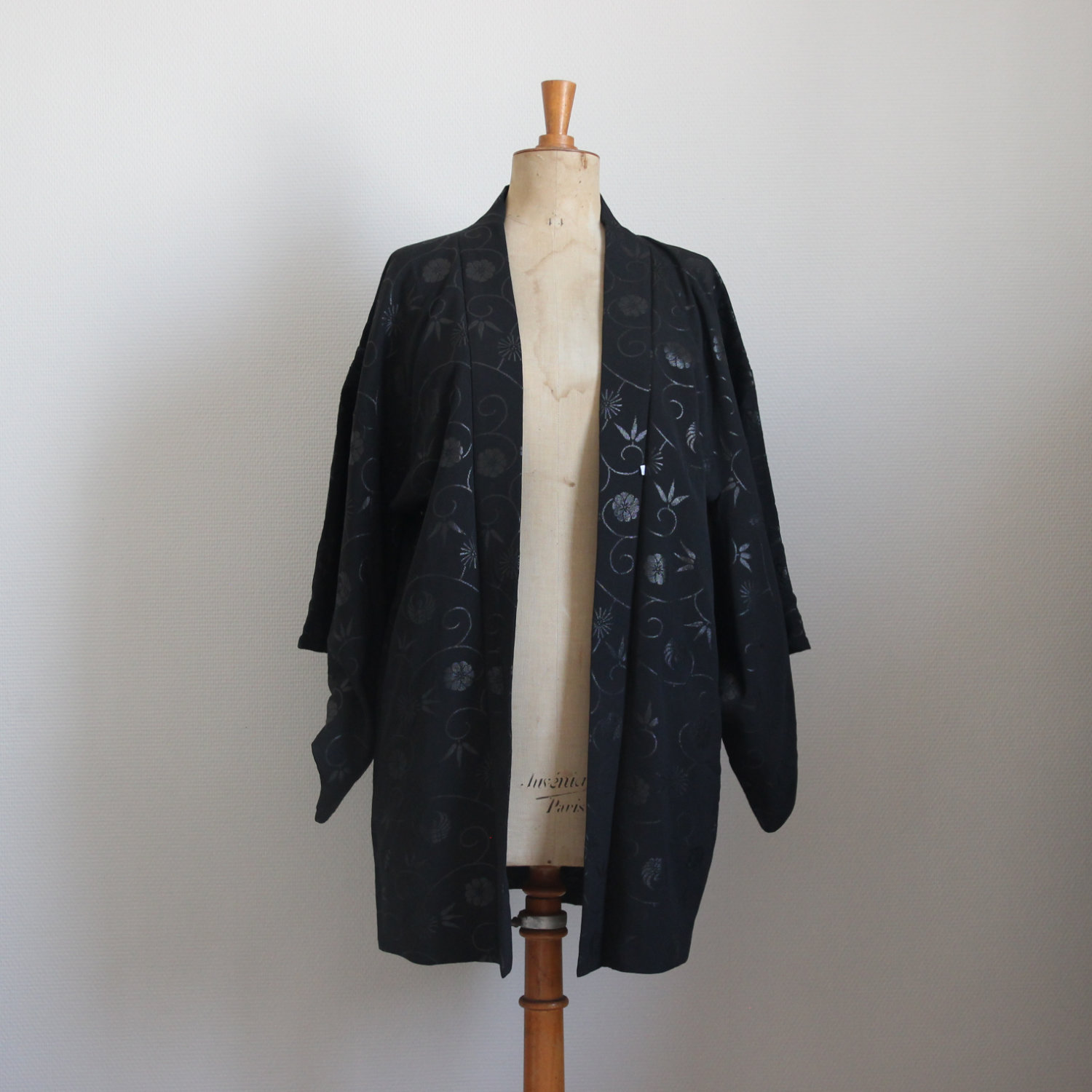 Haori noir rinceaux floraux – Image 2