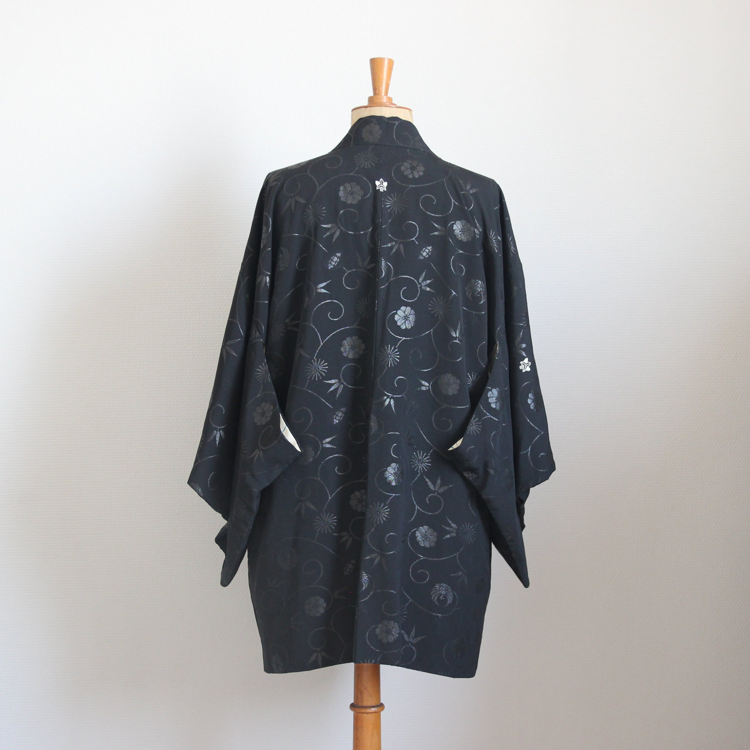 Haori noir rinceaux floraux – Image 3