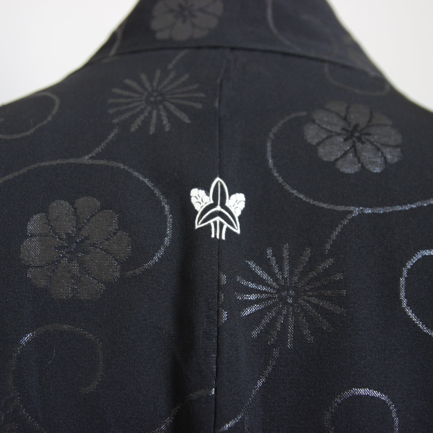 Haori noir rinceaux floraux – Image 4