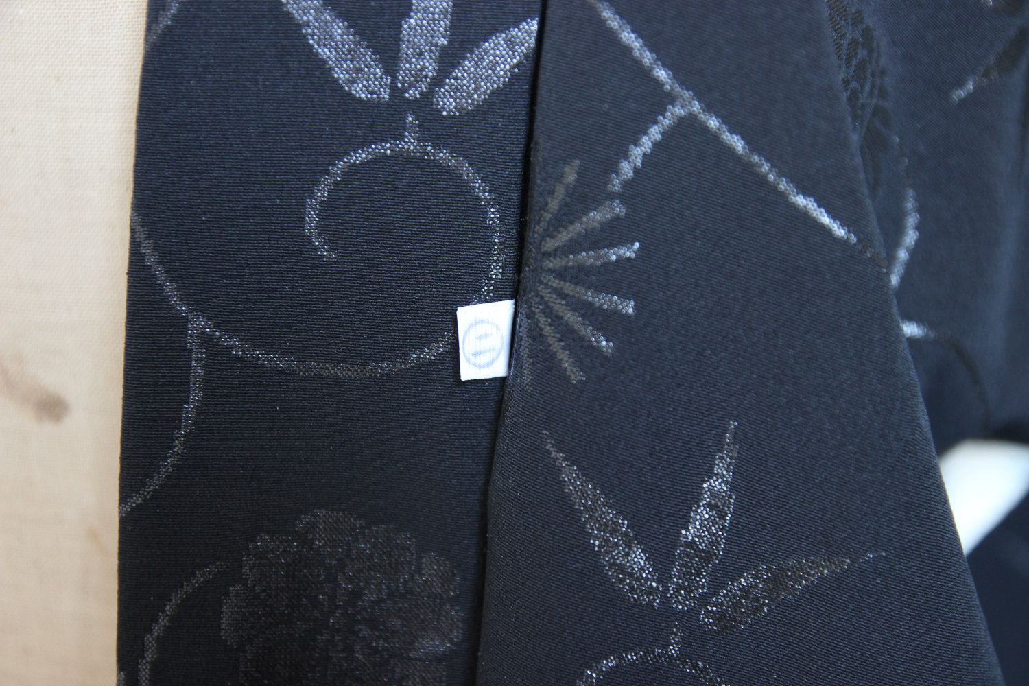 Haori noir rinceaux floraux – Image 6